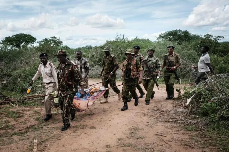 عناصر من الجيش يحملون أحد الضحايا ممن تم إنقاذهم من غابة شاكهولا