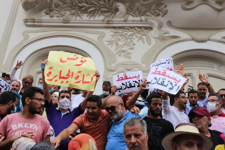 المئات من التونسيين خرجوا السبت الماضي تنديدا بما سموه الانقلاب على الدستور