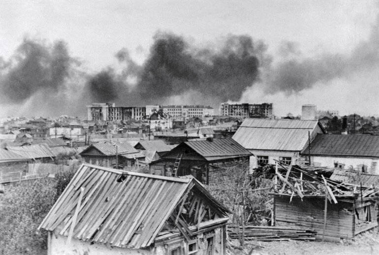 منازل محترقة أثناء معركة ستالينغراد التي كانت نقطة تحول رئيسية في الحرب العالمية الثانية وتعد أكثر المعارك دموية في تاريخ البشرية 