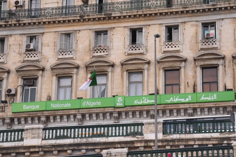 الحكومة الجزائرية تفتح 5 بنوك عمومية بفرنسا والسنغال وموريتانيا 