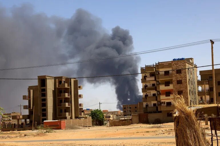 دخان يتصاعد من بين مبان بالخرطوم بحري خلال اشتباكات بين الجيش والدعم السريع