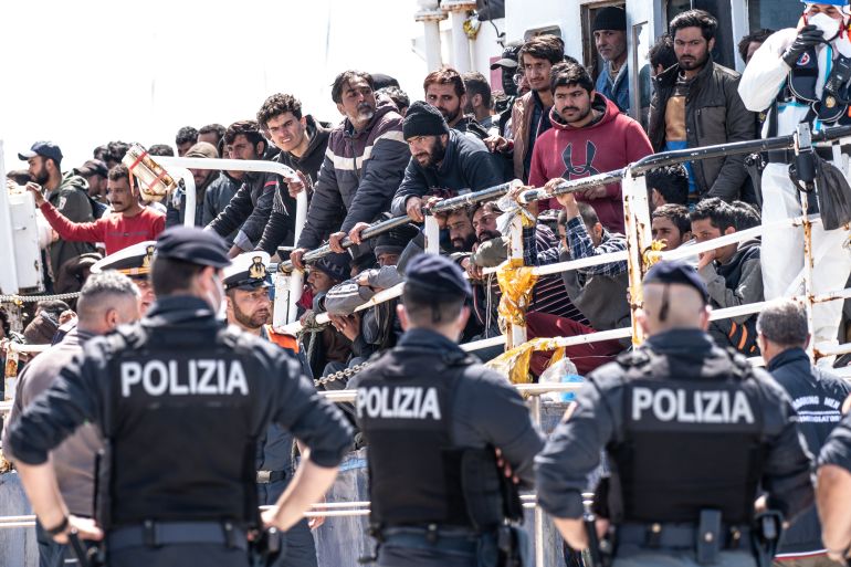 وصول قارب يقل 600 مهاجر إلى ميناء كاتانيا الإيطالي في 12 أبريل الماضي