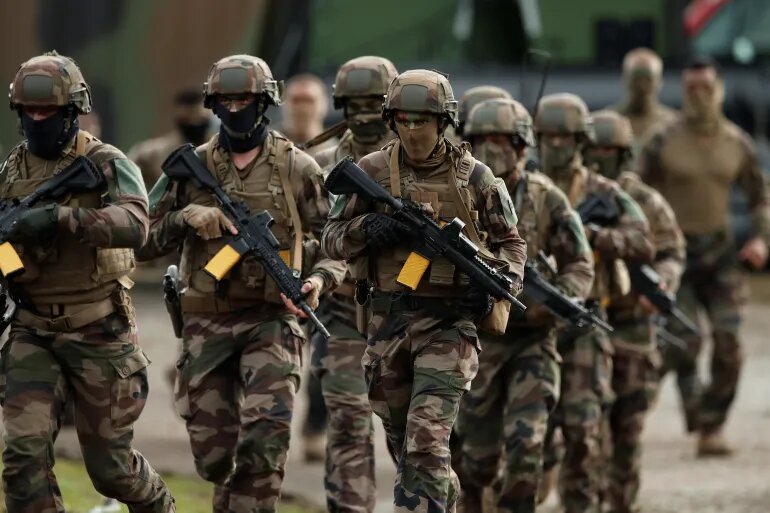 جنود فرنسيون يشاركون في عرض حي للقدرات العسكرية قرب باريس