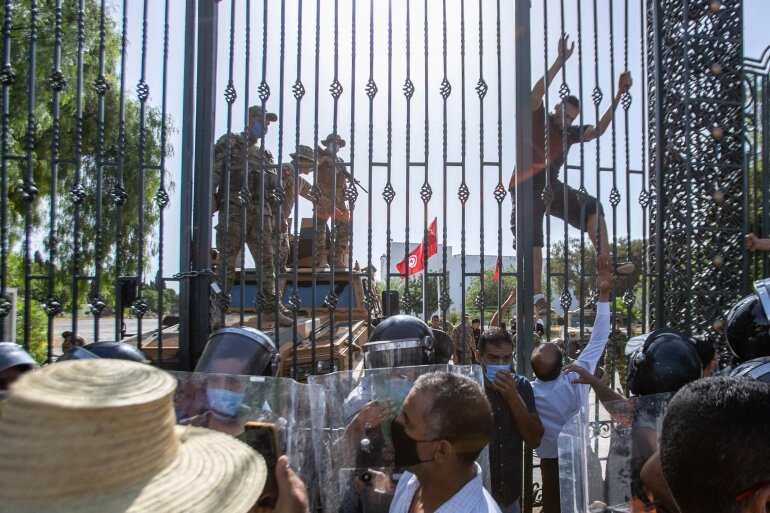 الجيش التونسي أغلق مبنى البرلمان ومنع دخول النواب. 