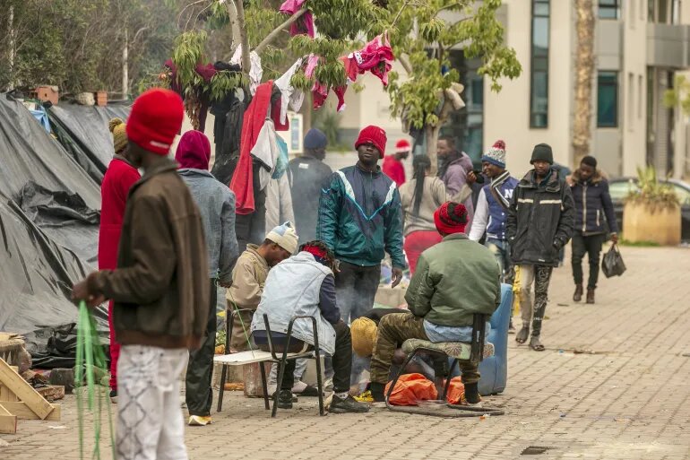 مهاجرون غير نظاميين غالبيتهم من أفريقيا جنوب الصحراء بأحد شوارع العاصمة تونس