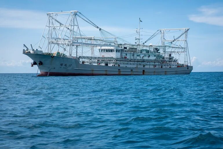 إحدى سفن الصيد الصينية في البحر قبالة السواحل التنزانية