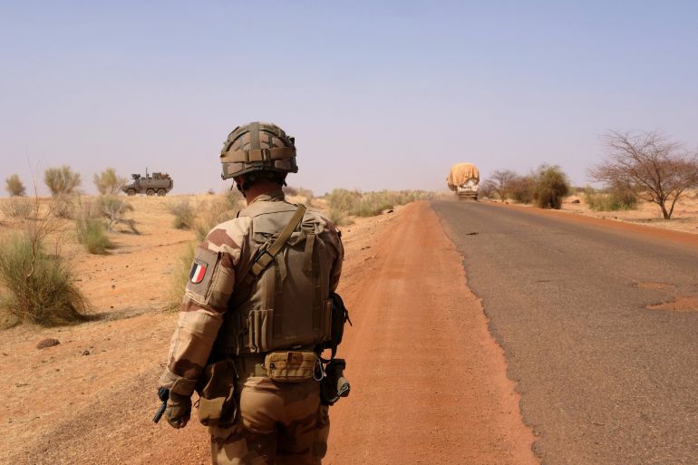 بعد 10 أعوام من عمليات مكافحة الجماعات المسلحة، دُفع العسكريون والدبلوماسيون الفرنسيون إلى خارج مالي