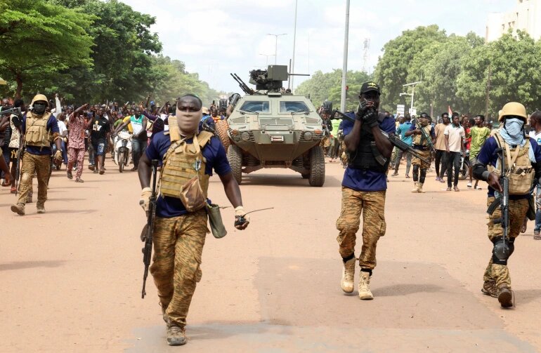 عناصر أمنية في بوركينا فاسو بعد الإطاحة بالعقيد سانداوغو المتهم بالولاء لفرنسا