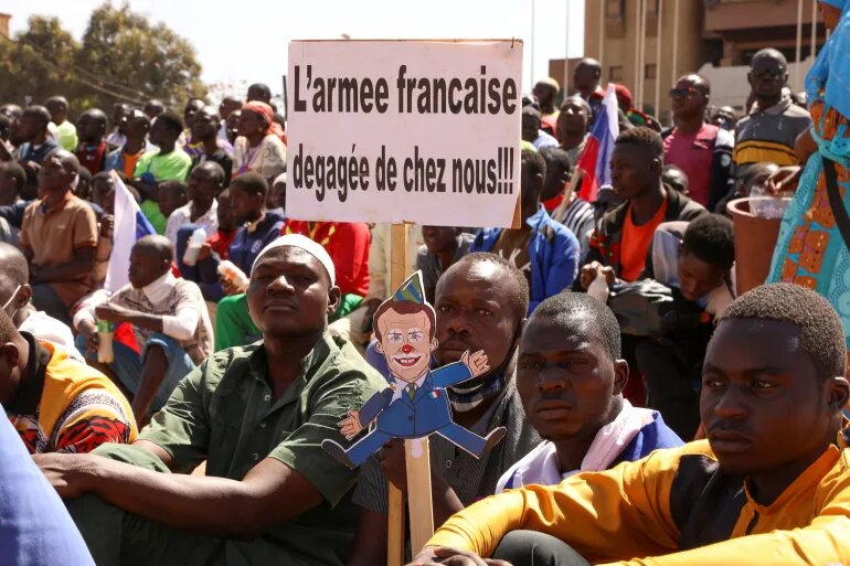متظاهرون من أنصار الرئيس إبراهيم تراوري يطالبون برحيل القوات الفرنسية عن أراضيهم