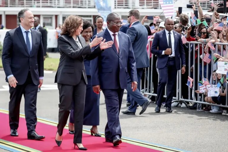 كامالا هاريس نائبة الرئيس الأميركي تسير مع فيليب مبانغو نائب الرئيس التنزاني بالعاصمة التنزانية دار السلام في مارس الماضي