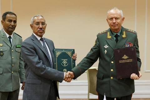 وزير الدفاع الموريتاني ونظيره الروسي خلال توقيع ابروتوكول التعاون